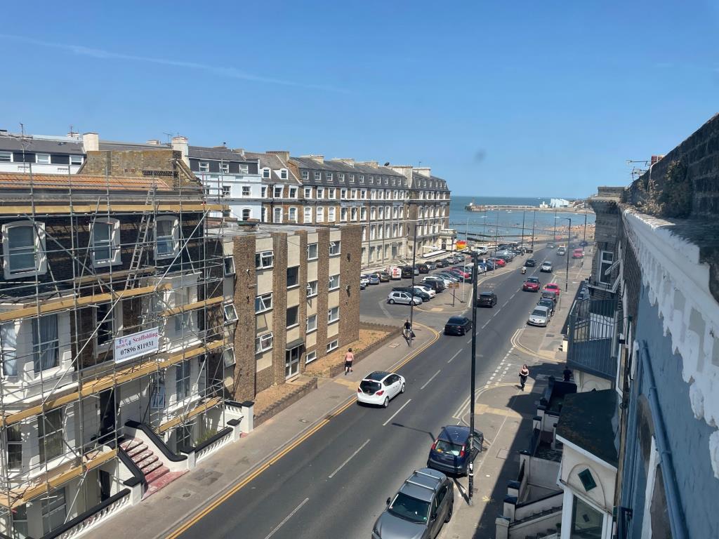 Lot: 141 - FLAT WITH SEA VIEWS AND SHARE OF FREEHOLD -